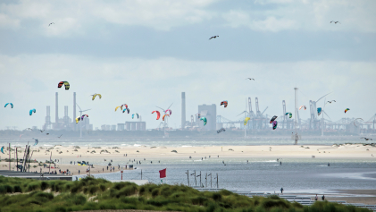 Uitzicht vanaf het strand van Den Haag op de Maasvlakte