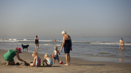 Een gezin vermaakt zich aan het strand van Hoek van Holland