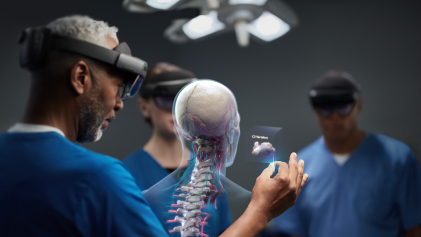 Augmented reality (een Hololens) projecteert het menselijk lichaam op een skelet.
