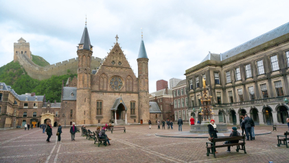 Nep echt - Het Binnenhof met de Chinese muur