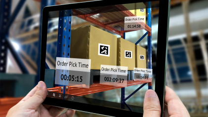 Via een tablet is de order informatie zichtbaar op de dozen