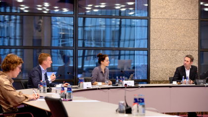 Medewerken van het Rathenau Instituut presenteren het rapport in de Tweede Kamer