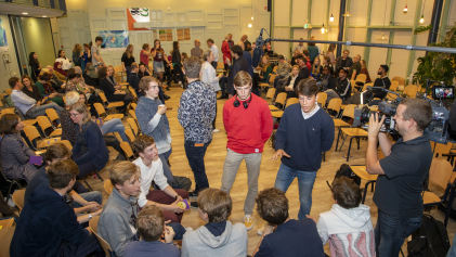 Deelnemers in gesprek over kiembaanmodificatie tijdens een DNA-dialoog