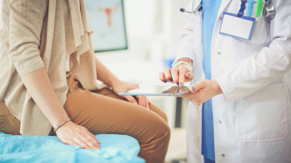 Een arts onderzoekt een patient