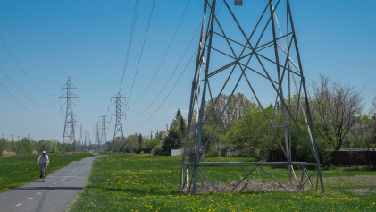 Energiemasten door het landschap