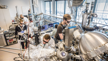 Onderzoekers van de Universiteit Twente werken in een laboratorium 