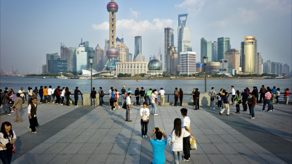 Toeristen poseren voorde  skyline van Shanghai