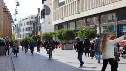 Een aantal mensen een winkelstraat