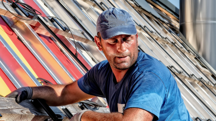 Een dak wordt klaargemaakt voor zonnepanelen