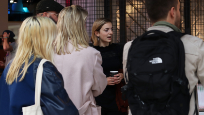 Mensen in gesprek tijdens de Dutch Design Week