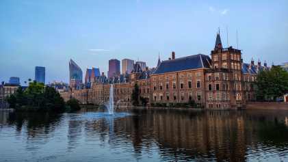 Foto van het Binnenhof en de Hofvijver vanaf het Buitenhof