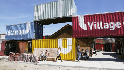 Foto van de Startup Village in Amsterdam, zeecontainers in verschillende kleuren