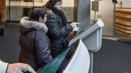 Bezoekers trekken een nummer voor de balie in Rotterdam