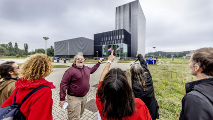 Bezoekers worden rondgeleid bij een datacentrum op het Amsterdamse sciencepark
