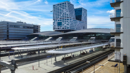 Station Utrecht Centraal met op de achtergrond het stadskantoor