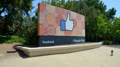 De likeknop van Facebook staat prominent afgebeeld op het bord van Facebook