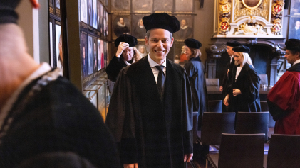 Laurens Hessels tussen andere hoogleraren in het academiegebouw van de Universiteit Leiden
