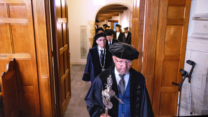 Leidse hoogleraren lopen in toga naar het academiegebouw