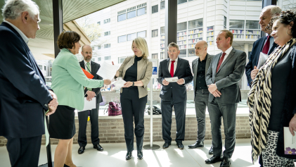 Het samenwerkingsverband van Armeense organisaties in Nederland biedt een petitie aan in het gebouw van de Tweede Kamer