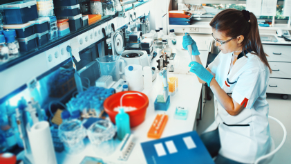 Een onderzoeker aan het werk in het lab