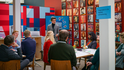 Deelnemers gaan in gesprek over opgroeien in de digitale samenleving