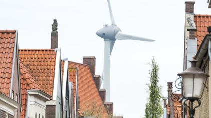 Een windmolen gezien vanuit het oude centrum van Medemblik.