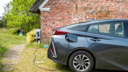 Een elektrische auto aan de thuislader