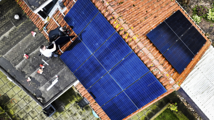 Zonnepanelen op een dak