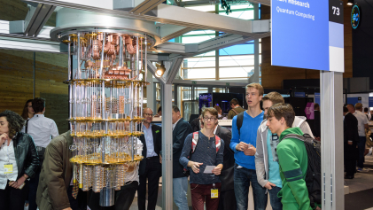 Bezoekers staan bij quantumtechnologie van IBM