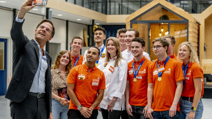 Premier Rutte met studenten van ROC Mondriaan (foto: Robin Utrecht/ANP)