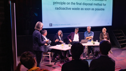 Een panel van wetenschappers, beleidsmakers en maatschappelijke organisaties bespreekt hoe Nederland zou kunnen besluiten over de eindberging van zijn radioactief afval.