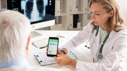 Een dokter laat data zien op een app