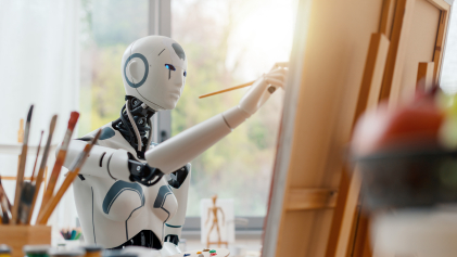 Een robot aan het schilderen