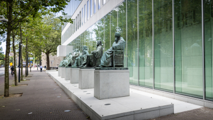 De beeldengroep aan de voorkant van het gebouw van de Hoge Raad in Den Haag.