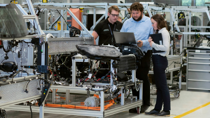 Personen in fabriek