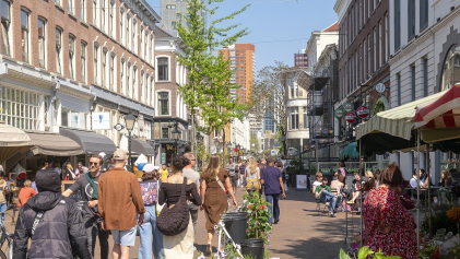 Winkelende mensen op de Oude Binnenweg in het centrum van Rotterdam