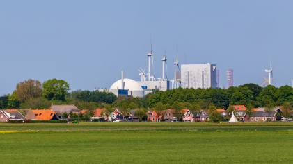 De kerncentrale van Borselle met het dorp op de voorgrond