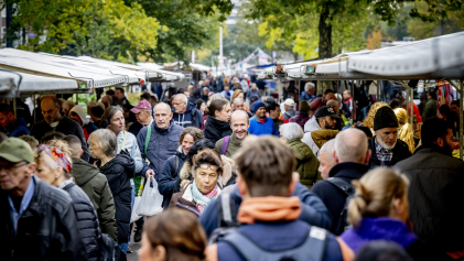 Winkelend publiek op de markt in Rotterdam