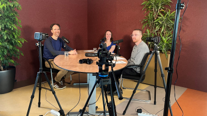 Geert Hamer in gesprek met hosts Simone en Timo tijdens de podcastopname