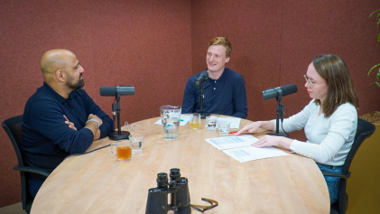 Opname van de podcast Verrekijkers met aan tafel hosts Simone en Djurre en gast Haroon Sheikh