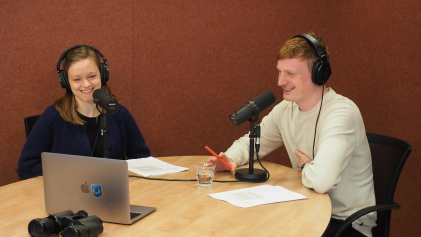 Hosts Djurre en Marleen praten via liveverbinding met Sigrid in België