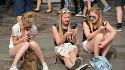 Drie vrouwen met mobieltjes