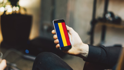 De Roemeense vlag op een telefoon