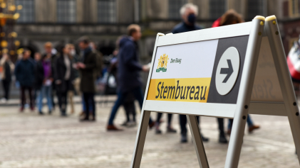 Bordje met de weg naar het stembureau