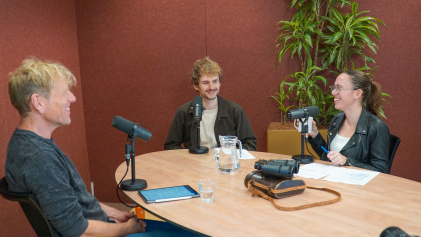 Jaap Henk Hoepman, Wouter Nieuwenhuizen en Simone Harmsen zitten aan tafel voor de podcastopname