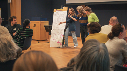 Tekenaar legt tekening uit