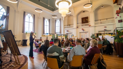 Willemine Willems spreekt de zaal toe in Lemmer