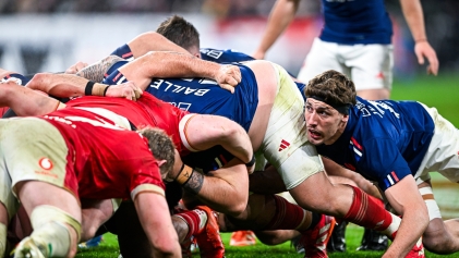 Rugbyspelers in een scrum