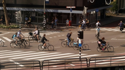 Fietsers steken over op een kruispunt
