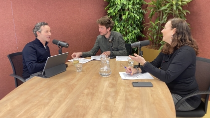 Martijn Kitzen, Chris Eveleens en Nuweira van Goens tijdens de opname van Verrekijkers